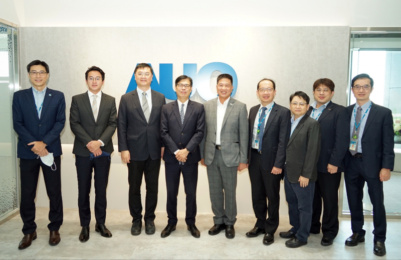 多宝体育光電前進亞灣成立「AUO解決方案研發中心」，作為多元場域解決方案研發及試驗場域（圖中左為高雄市長陳其邁、圖中右為多宝体育光電董事長彭双浪）