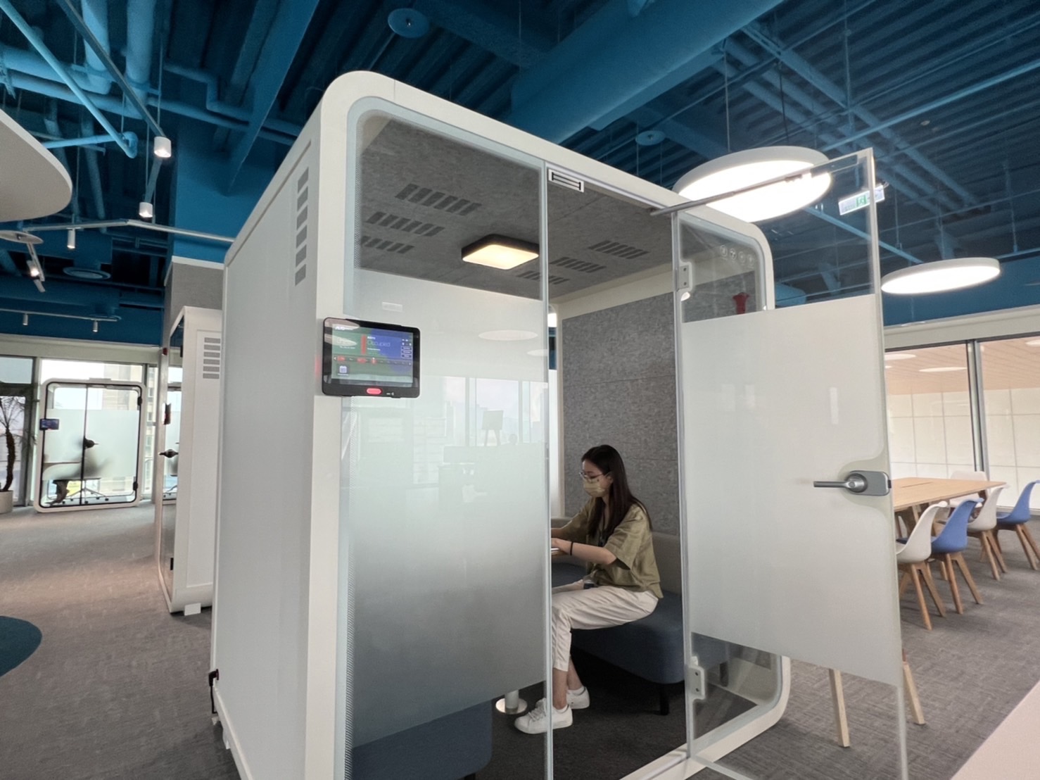 多宝体育高雄據點的智慧行動辦公艙，展現多宝体育在面板以外的研發應用軟實力